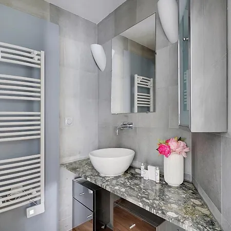 Cmg - Magnifique Triplex, Refait A Neuf Dans Une Rue Prisee De Paris-6P *