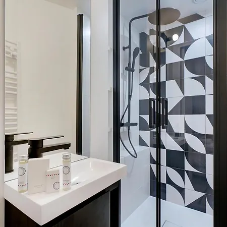 Cmg - Magnifique Triplex, Refait A Neuf Dans Une Rue Prisee De Paris-6P *
